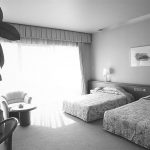 ホテル客室の白黒画像